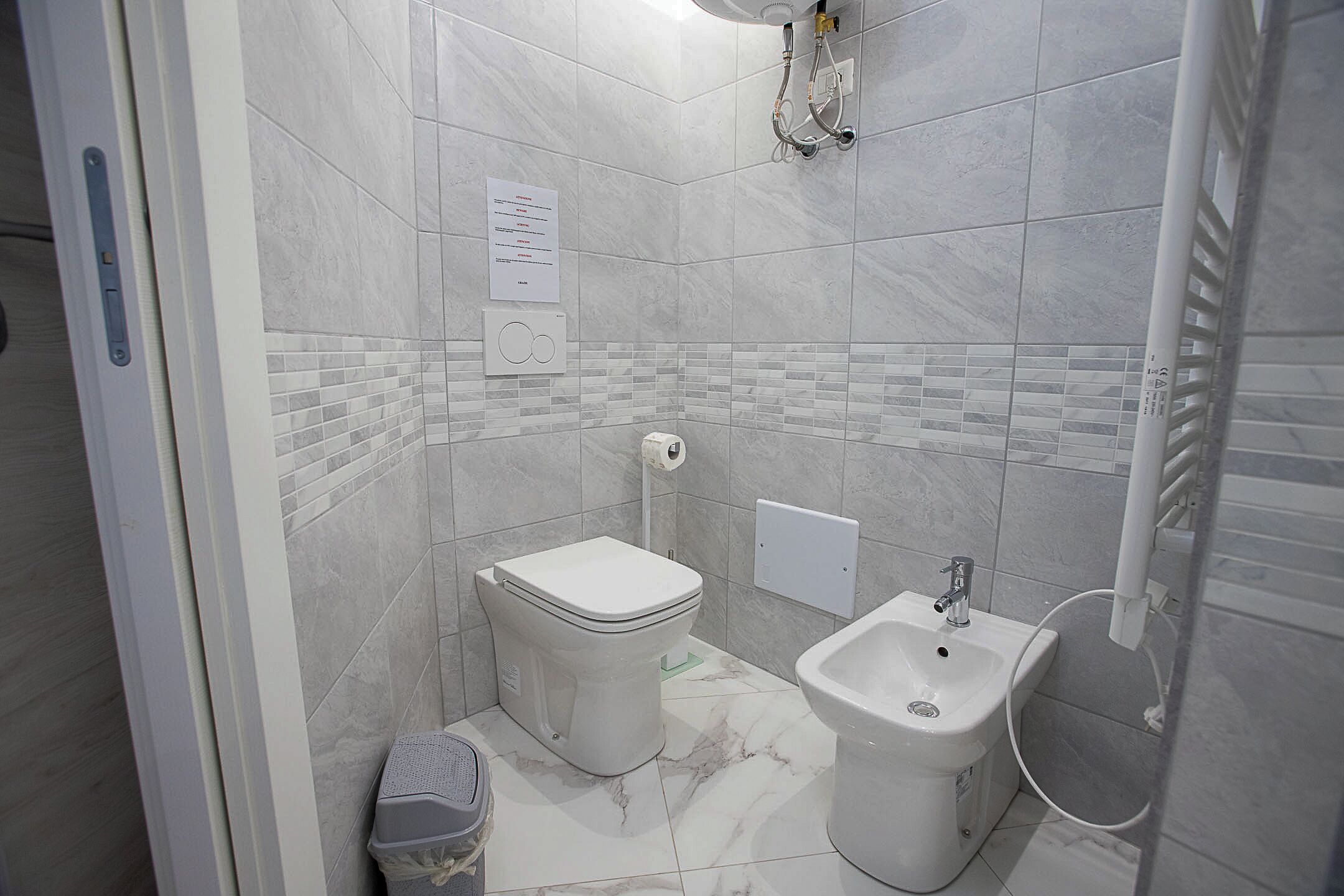 Douche, sèche-cheveux, bidet, serviettes fournies