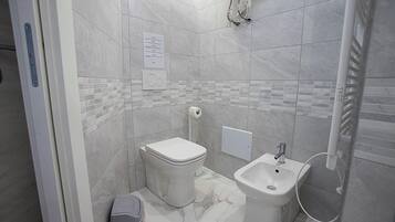 Douche, sĂšche-cheveux, bidet, serviettes fournies