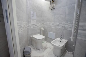 Doccia, asciugacapelli, bidet, asciugamani