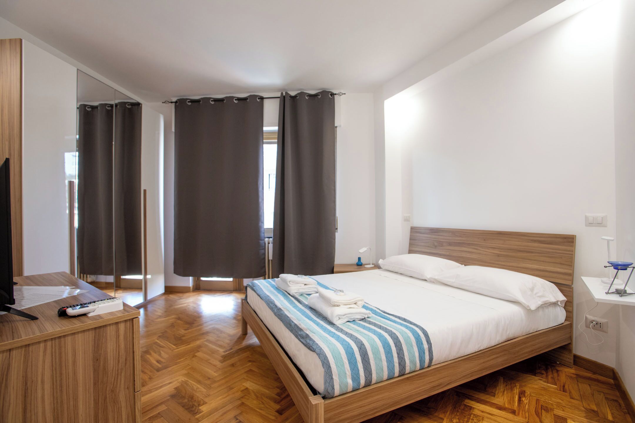 Tabla de planchar con plancha, Internet, ropa de cama