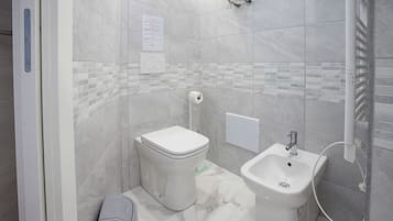 Doccia, asciugacapelli, bidet, asciugamani