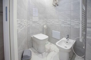 Doccia, asciugacapelli, bidet, asciugamani