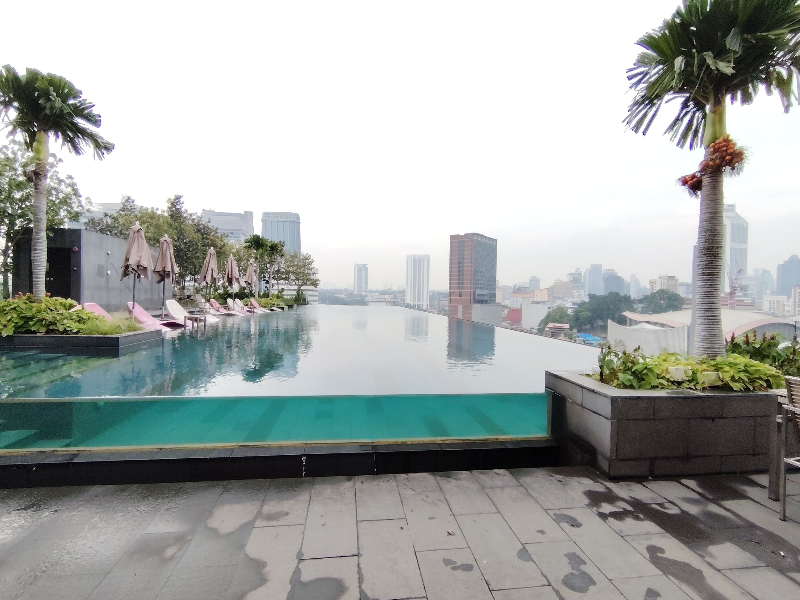 2 sisäuima-allasta avoinna 7.00–22.00, aurinkovarjoja, aurinkotuoleja