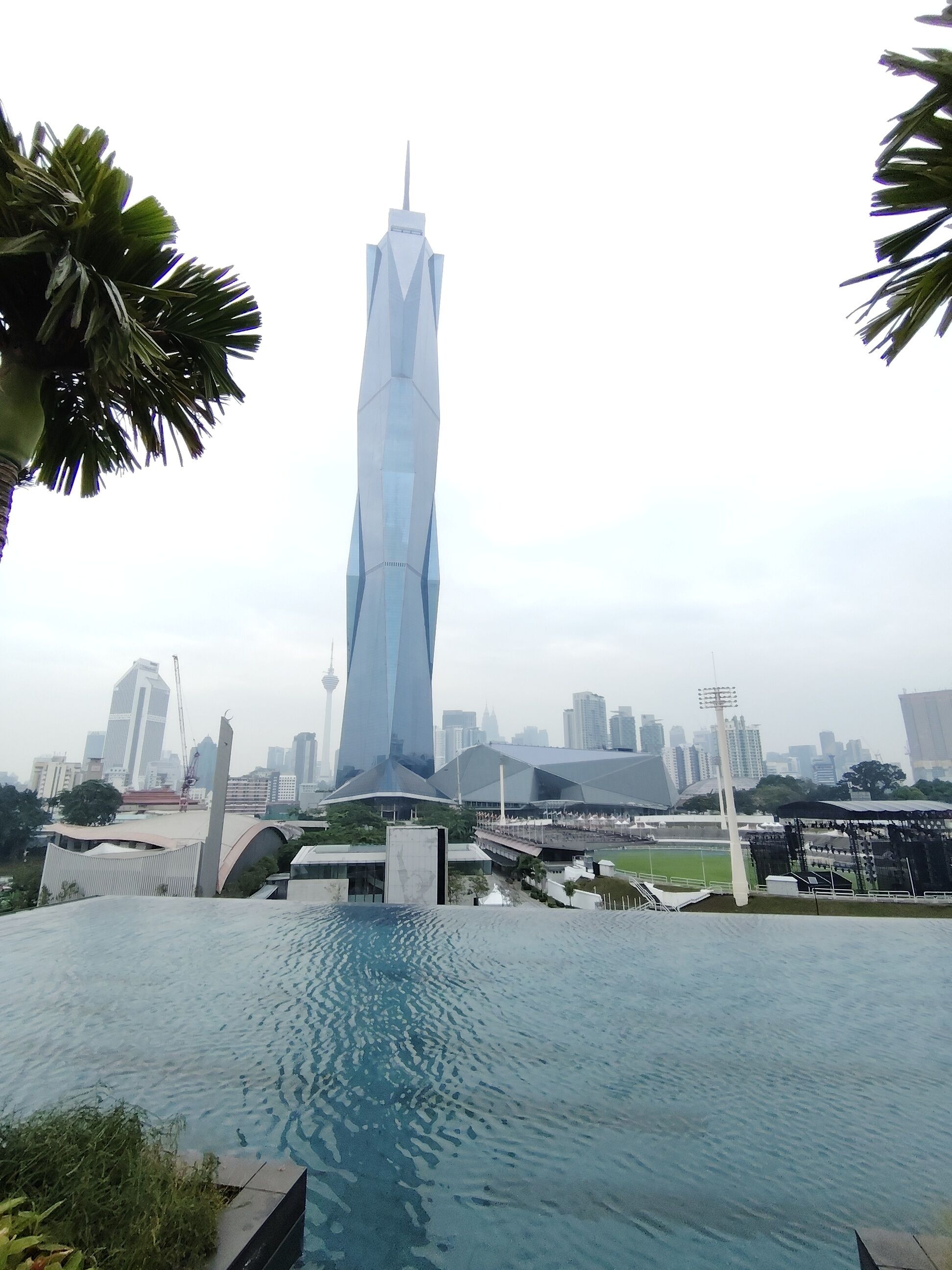 2 室内游泳池，07:00 至 22:00 开放，池畔遮阳伞，日光浴躺椅