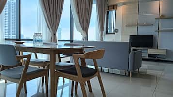 Luxury Suite, 3 Bedrooms, City View | Ruang tamu | 43 inci sebuah televisyen pintar dengan kabel, pendiangan