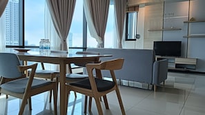 Luksus-suite - 3 soveværelser - byudsigt | Opholdsområde | 43-tommers smart-tv med kabelkanaler, pejs