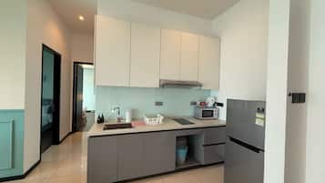 Suite familiar, 2 habitaciones | Cocina privada | Frigorífico, microondas, lavavajillas y mesa de comedor