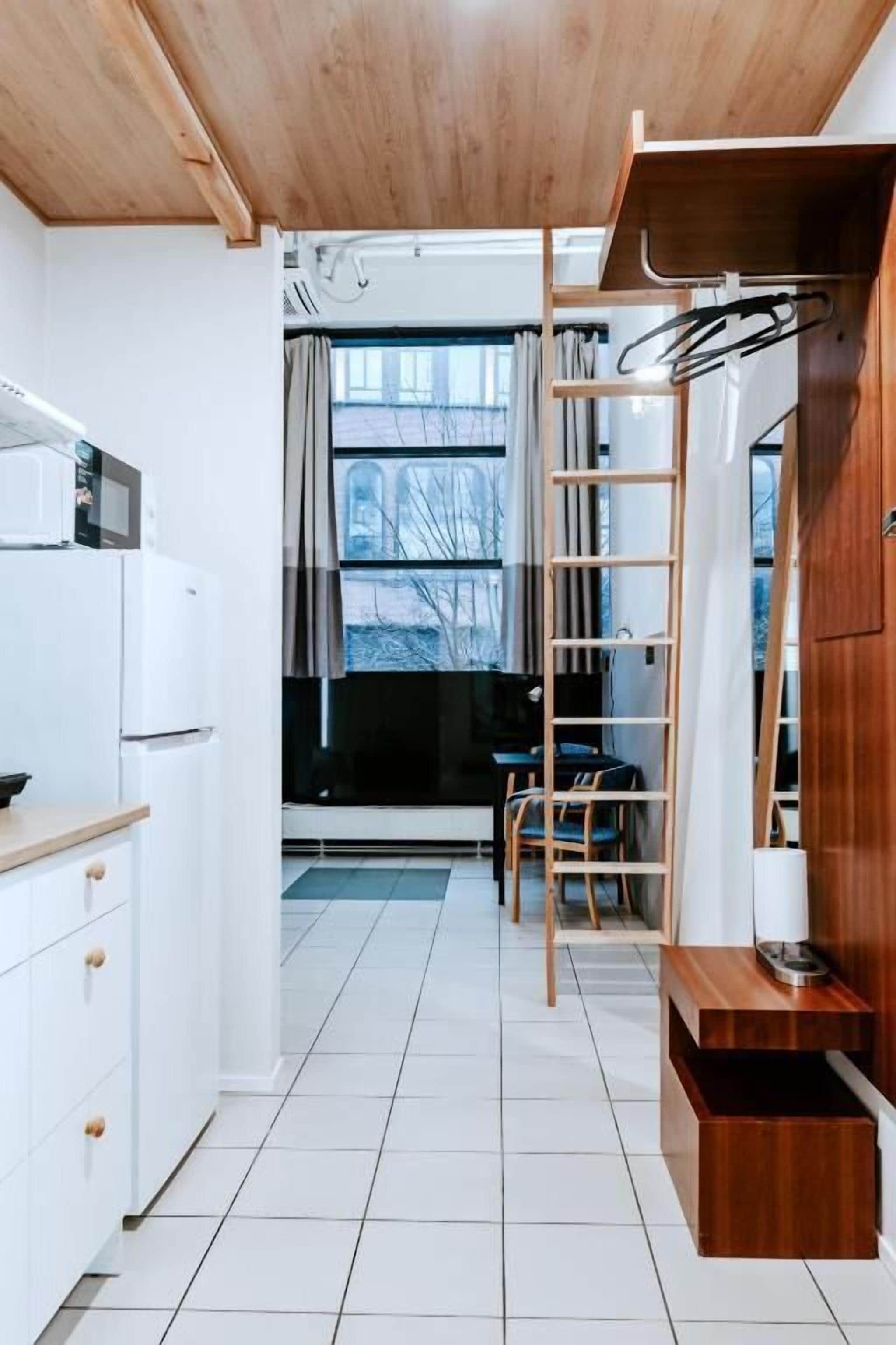 Comfort appartement | Privékeuken | Een koelkast, een microgolfoven, een kookplaat