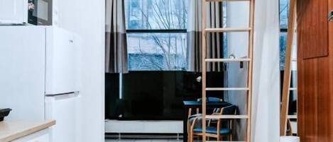 Departamento Confort | Cocina privada | Refrigerador, microondas, parrilla de estufa y utensilios de cocina