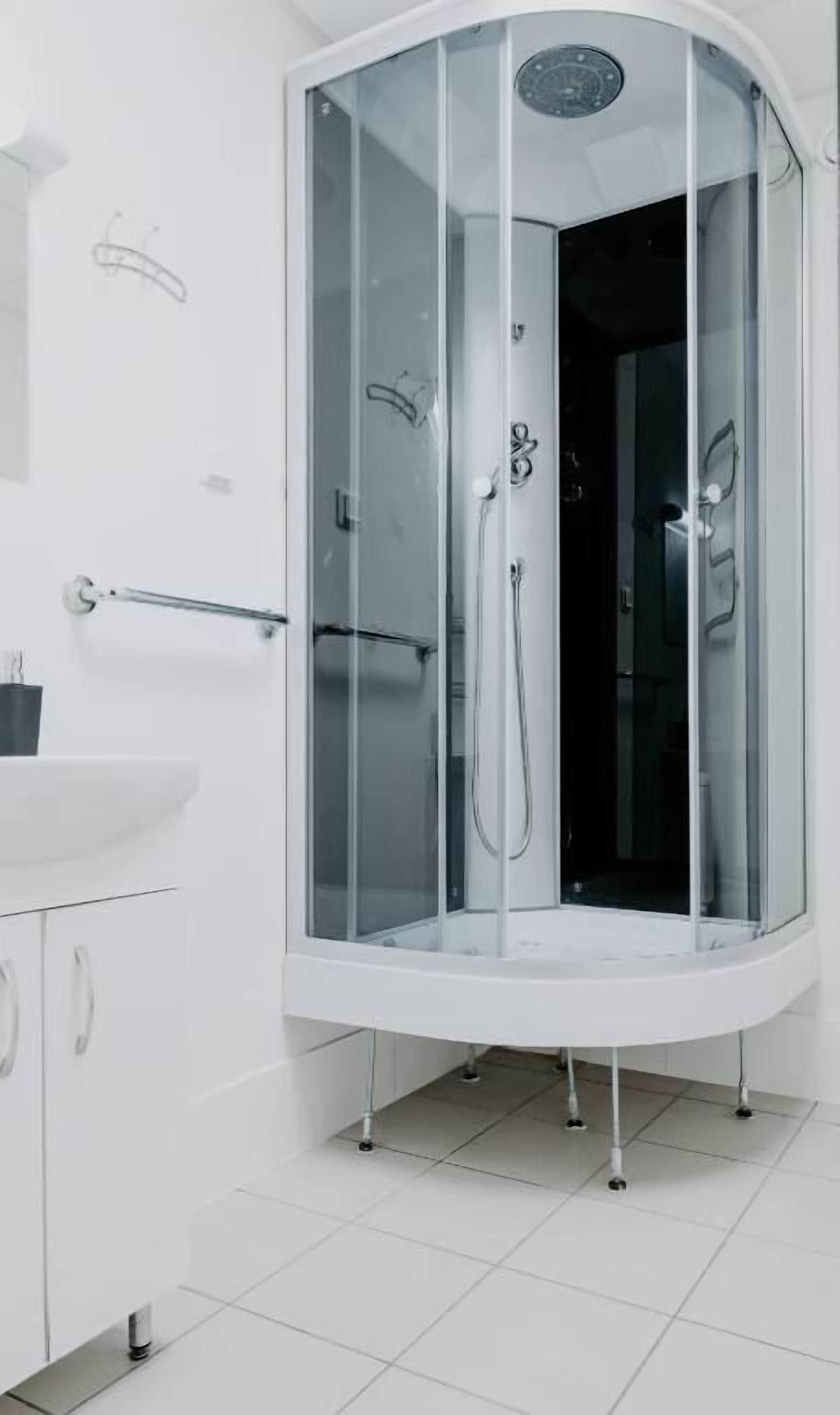 Comfort Apartment | Bathroom | Shower, free toiletries, towels, soap