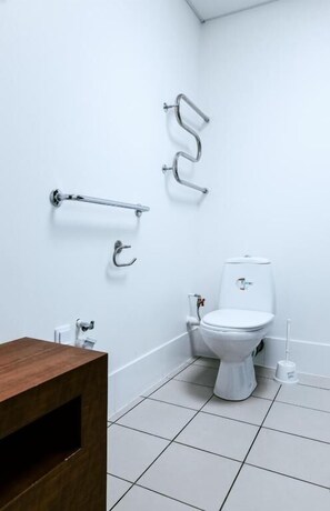 Deluxe Apartment | Bathroom | Shower, free toiletries, towels, soap