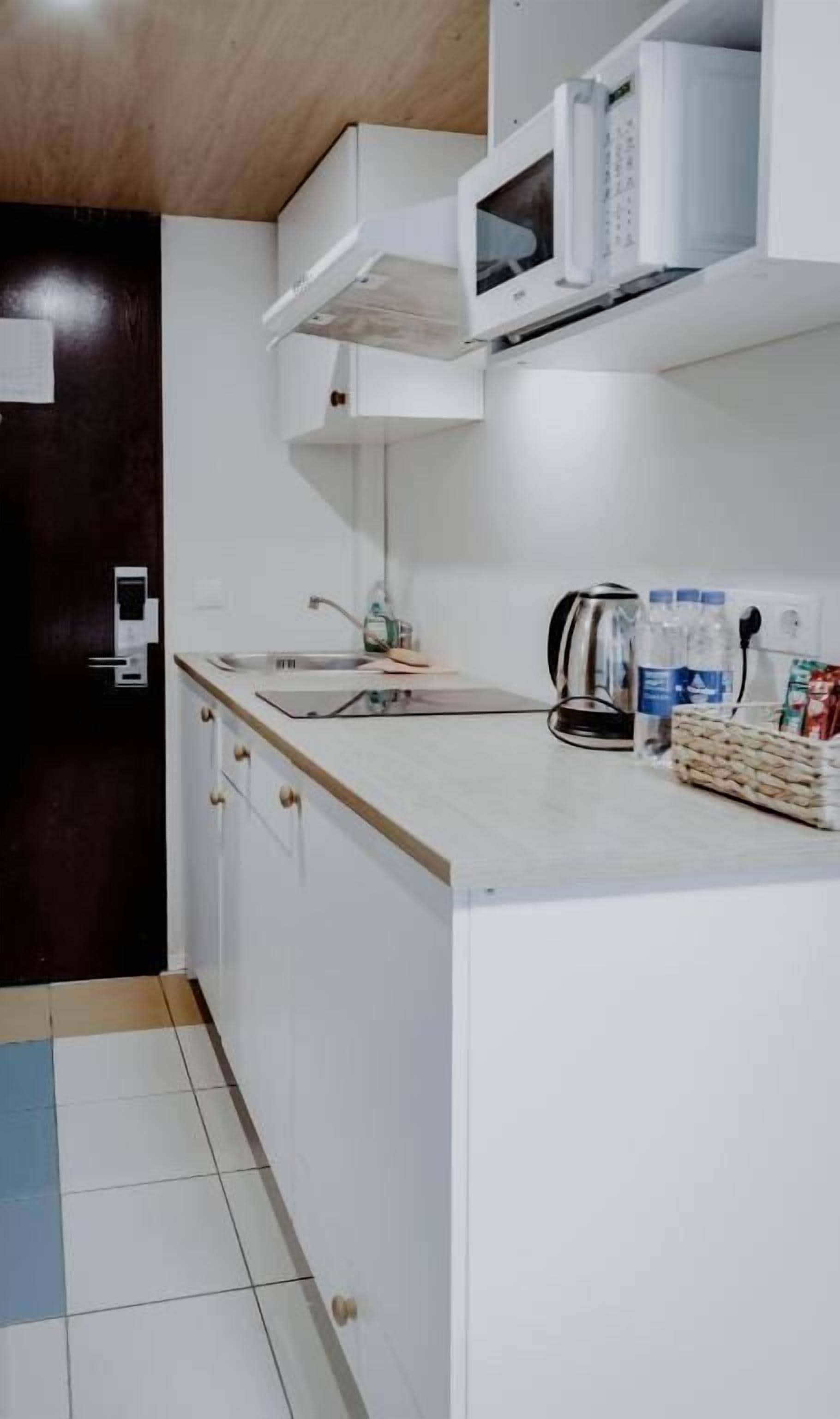 Lägenhet Comfort - utsikt mot staden | Eget kök | Kylskåp, mikrovågsugn, spishäll och grytor/köksredskap