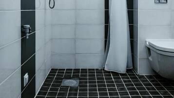 Comfort appartement, uitzicht op de stad | Badkamer | Een douche, gratis toiletartikelen, handdoeken, zeep