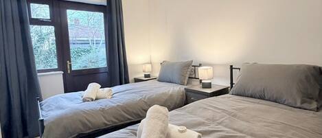 Silitysrauta/-lauta, Wi-Fi, vuodevaatteet