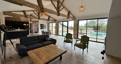 Ancienne tuilerie entiÚrement rénovée avec Piscine et vue sur la Dordogne