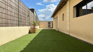 Property grounds - Renovated former tile factory with swimming pool and view of the Dordogne river (Fronsac)