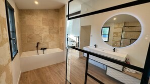 Douche, serviettes fournies, savon, papier toilette