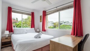 Skrivebord, wi-fi (inkludert) og sengetøy