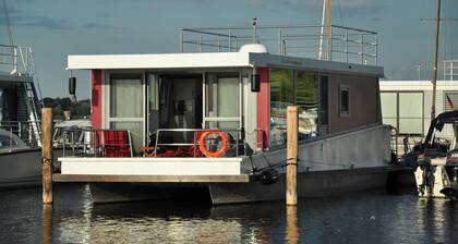 Hausboot im Stadthafen in Ribnitz-damgarten