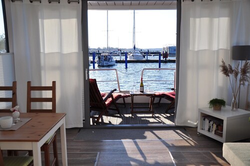 Hausboot im Stadthafen in Ribnitz-damgarten