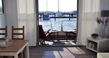 Hausboot im Stadthafen in Ribnitz-damgarten