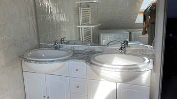 SĂšche-cheveux, serviettes fournies, savon, shampoing