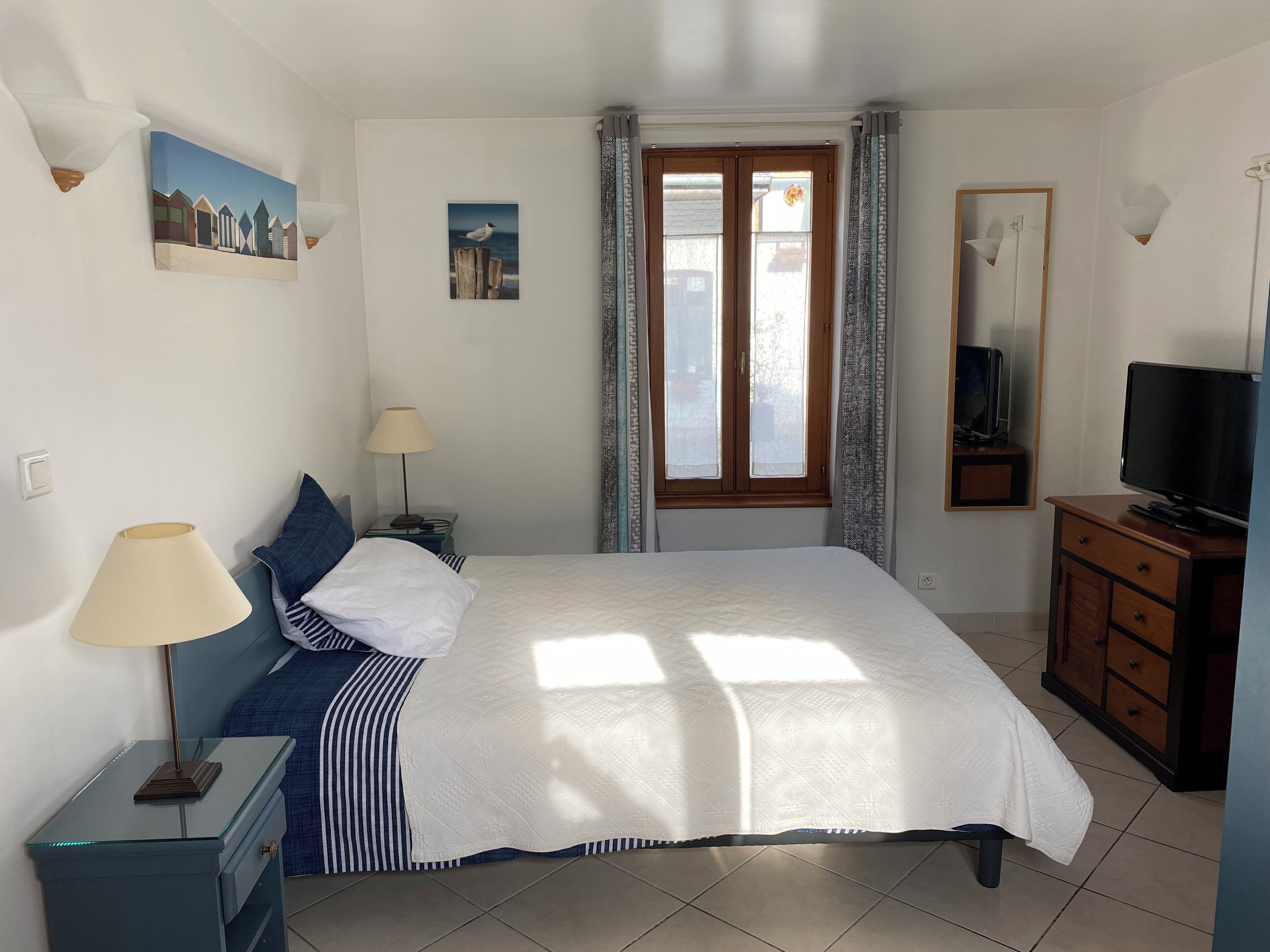 مكواة/لوح كي وخدمة الإنترنت وملاءات أسرّة