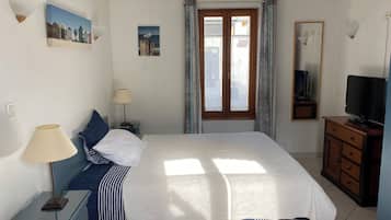 Fer et planche à repasser, accès Internet, draps fournis