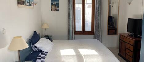 مكواة/لوح كي وخدمة الإنترنت وملاءات أسرّة