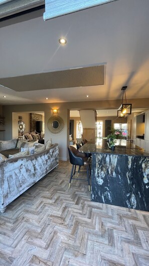 Interior - Tranquil Escape 4 BR Sleeps 8 Driveway Parking (Ellesmere Port)