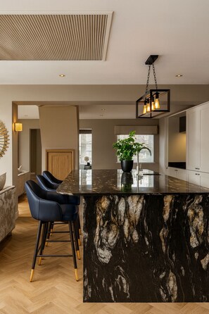 Dining - Tranquil Escape 4 BR Sleeps 8 Driveway Parking (Ellesmere Port)