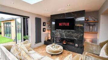 Smart TV, fireplace