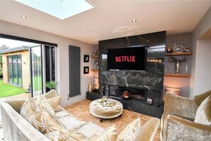 Smart TV, fireplace - Tranquil Escape 4 BR Sleeps 8 Driveway Parking (Ellesmere Port)