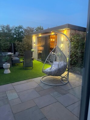 Outdoor dining - Tranquil Escape 4 BR Sleeps 8 Driveway Parking (Ellesmere Port)
