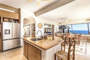 House | Private kitchen | Toaster, blender - Casa Dos Hermanas by Wynwood House (Cabo San Lucas)