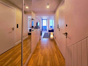 ห้องดีลักซ์ดับเบิล, ระเบียง, วิวทะเล | ผ้าปูที่นอนฝ้ายอียิปต์, เครื่องนอนระดับพรีเ มียม, โต๊ะทำงาน