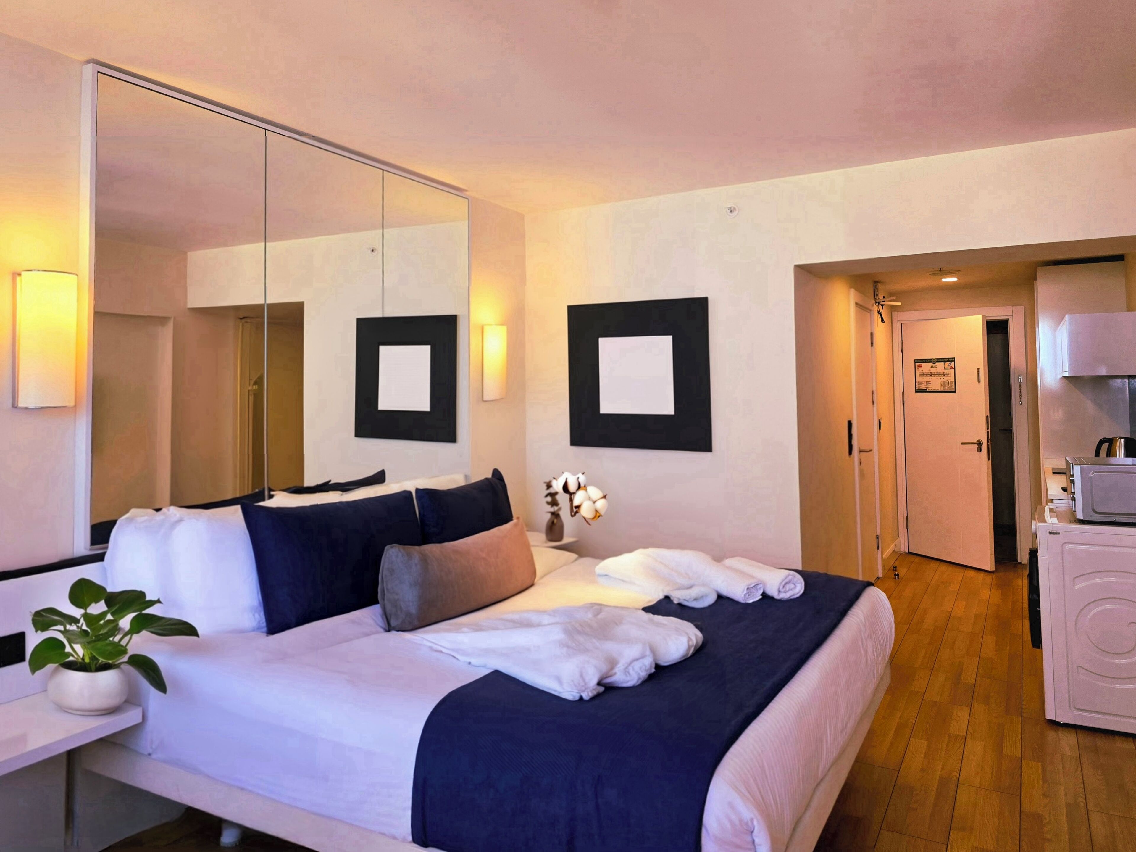 Habitació doble Deluxe, balcó, vistes al mar | Escriptori, cortines opaques, planxa i posts de planxar i wifi gratuïta 