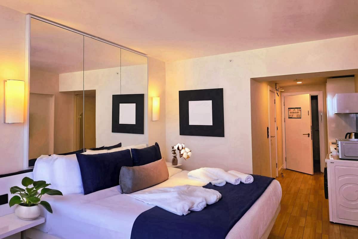 Habitació doble Deluxe, balcó, vistes al mar | Escriptori, cortines opaques, planxa i posts de planxar i wifi gratuïta