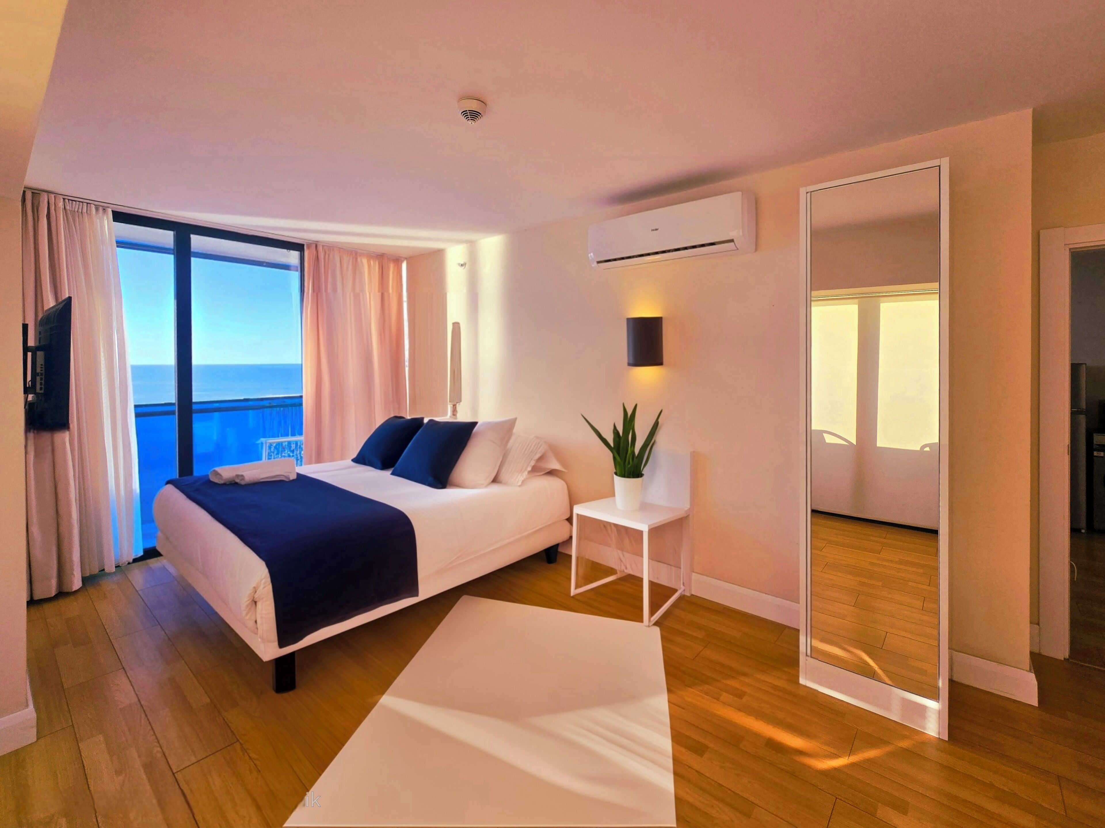 ملاءات من القطن المصري وأغطية فراش متميزة ومكتب وستائر تعتيم