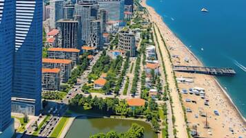 Am Strand, schwarzer Sandstrand
