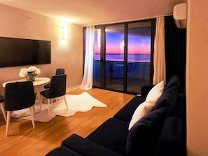 Deluxe Suite | Living area | 49-inch Smart TV with digital channels - Q'ure Batumi (Batumi)