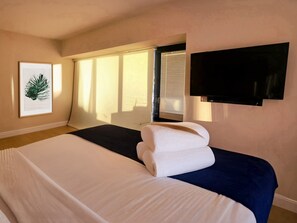 Escriptori, cortines opaques, planxa i posts de planxar i wifi gratuïta