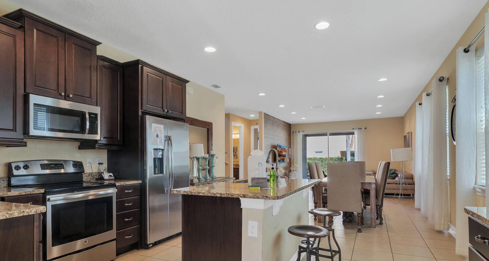 Réfrigérateur, four à micro-ondes, un four, surface de cuisson