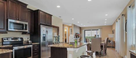 Réfrigérateur, four à micro-ondes, un four, surface de cuisson