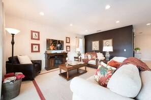 Smart TV, video games - 25% Off Luxury Disney Retreat.  Private Pool/Spa/Game Room (Kissimmee)