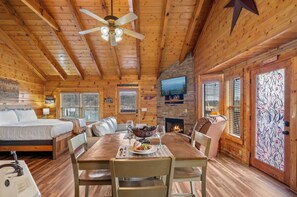 Dining - Little River Cabin | Studio Log Cabin Near Downtown Pigeon Forge (Sevierville)