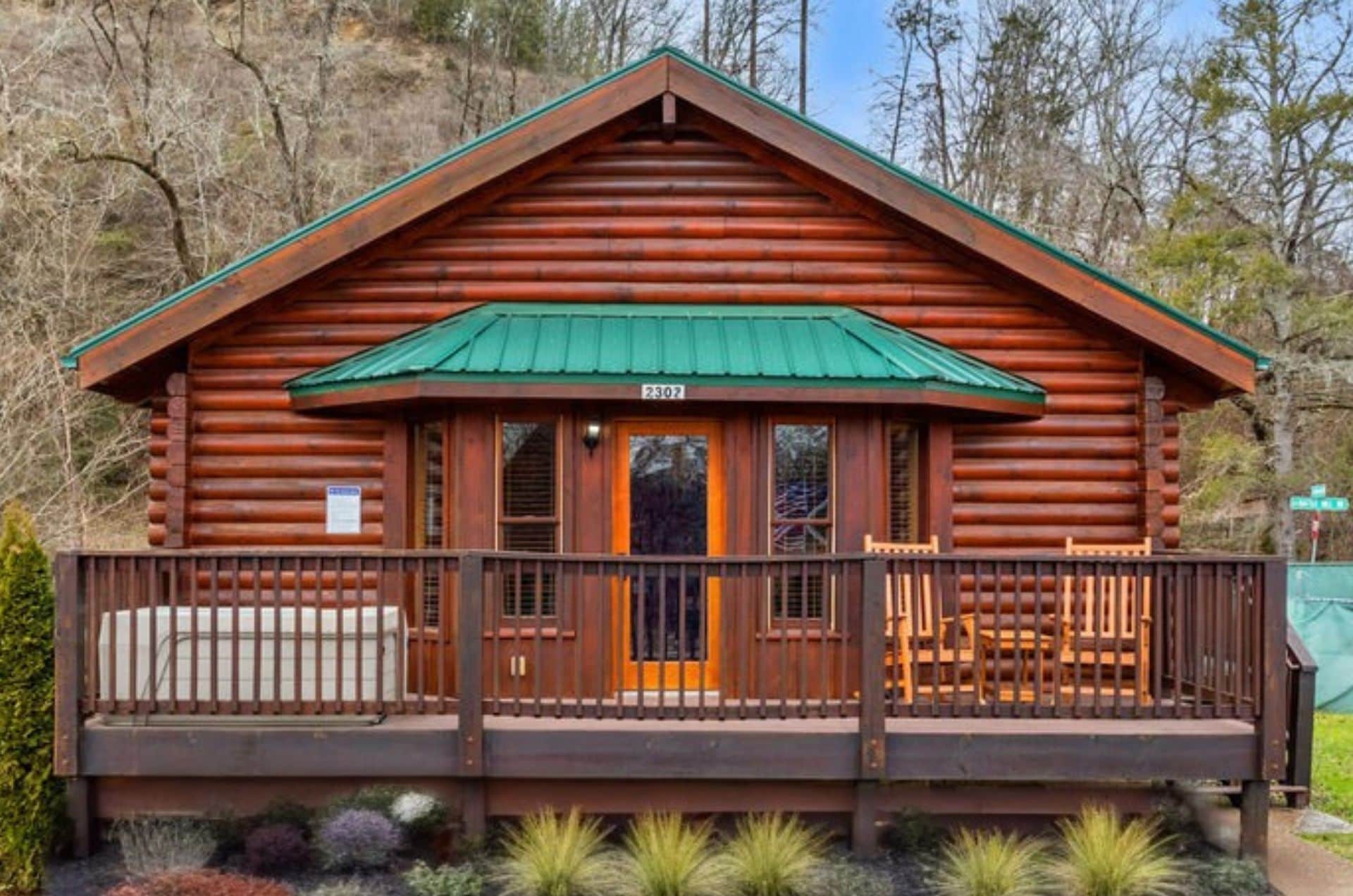 Romantic Honeymoon Cabin near the River Pigeon Forge with Hot Tu