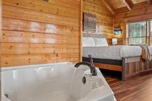 Tabla de planchar con plancha, wifi gratis y ropa de cama