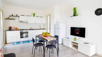 Fridge, oven, stovetop, cookware/dishes/utensils