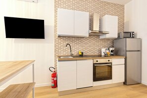 雪櫃、微波爐、焗爐、爐具